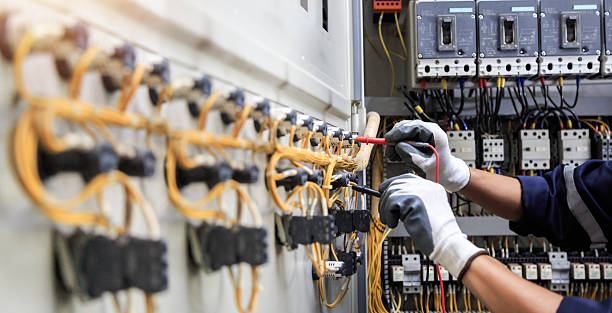 Professional Electrician technician working in Dakota City, NE